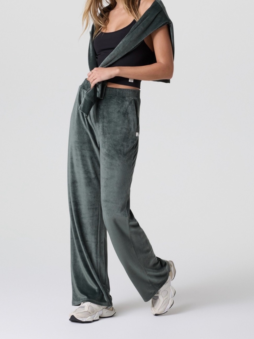 Vuori  haven wide leg pants  green size L velvet